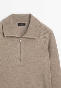 Pull en maille beige avec une fermeture éclair quart de tour, col et manches côtelés, fabriqué par Massimo Dutti.