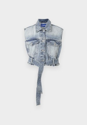 Gilet en denim bleu clair avec un design sans manches, poches avant, fermeture à boutons et une taille ceinturée avec un ourlet effiloché. L'étiquette de la marque est visible.