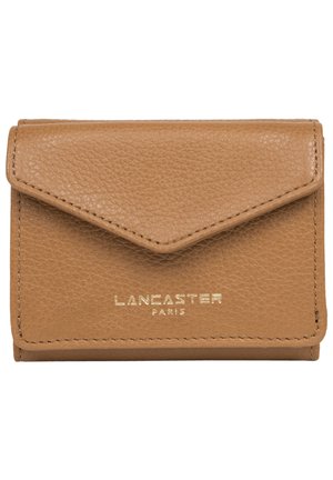 Portafoglio in pelle color cuoio con finitura testurizzata, chiusura a busta e logo "LANCASTER PARIS" in oro impresso sul davanti.