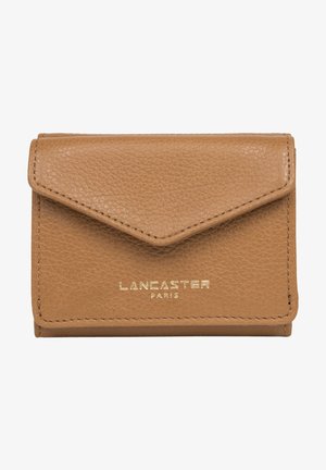 Portafoglio in pelle color cuoio con finitura testurizzata, chiusura a busta e logo "LANCASTER PARIS" in oro impresso sul davanti.