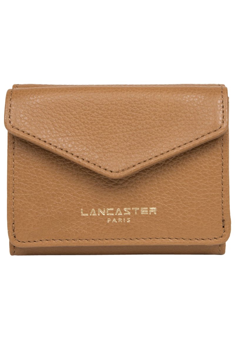 Portafoglio in pelle color cuoio con finitura testurizzata, chiusura a busta e logo "LANCASTER PARIS" in oro impresso sul davanti.
