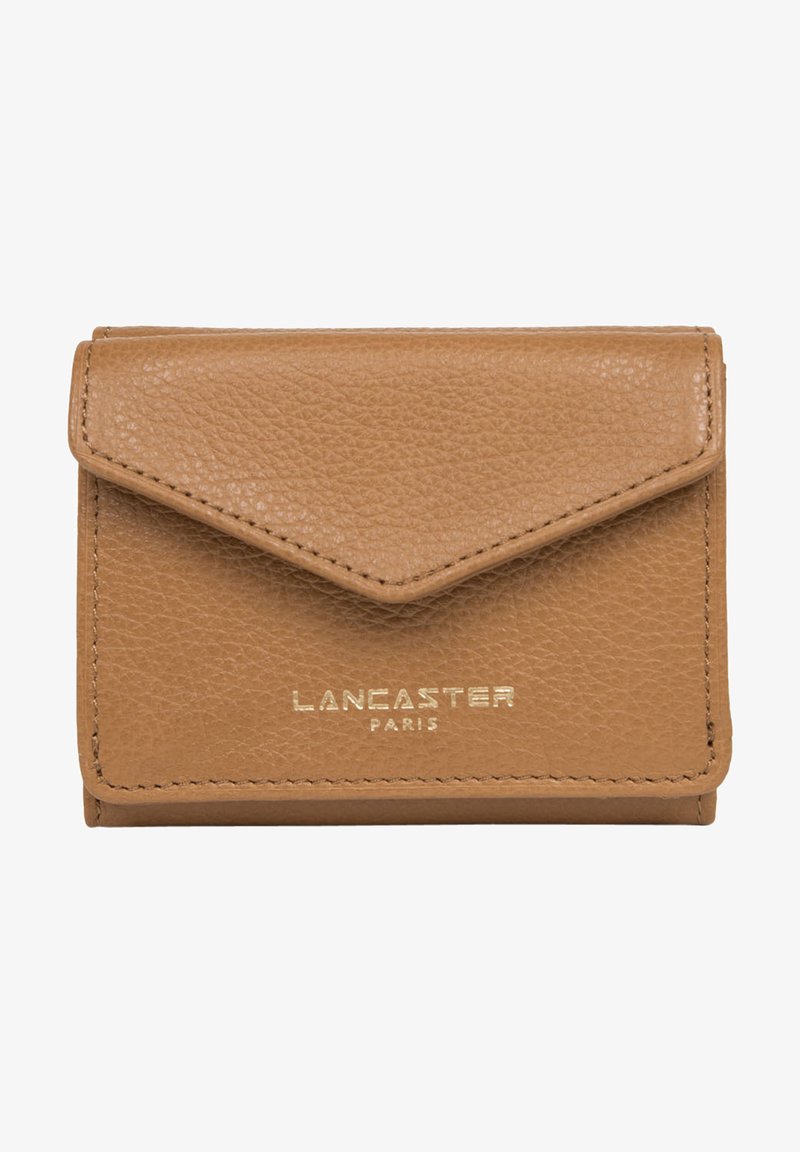 Portafoglio in pelle color cuoio con finitura testurizzata, chiusura a busta e logo "LANCASTER PARIS" in oro impresso sul davanti.