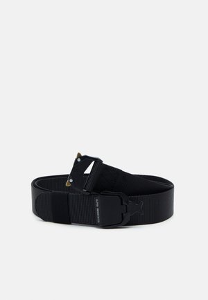 Cinto de nylon preto com um acabamento texturizado, apresentando uma fivela de metal preto e detalhes em ouro. Comprimento ajustável com a marcação na correia.