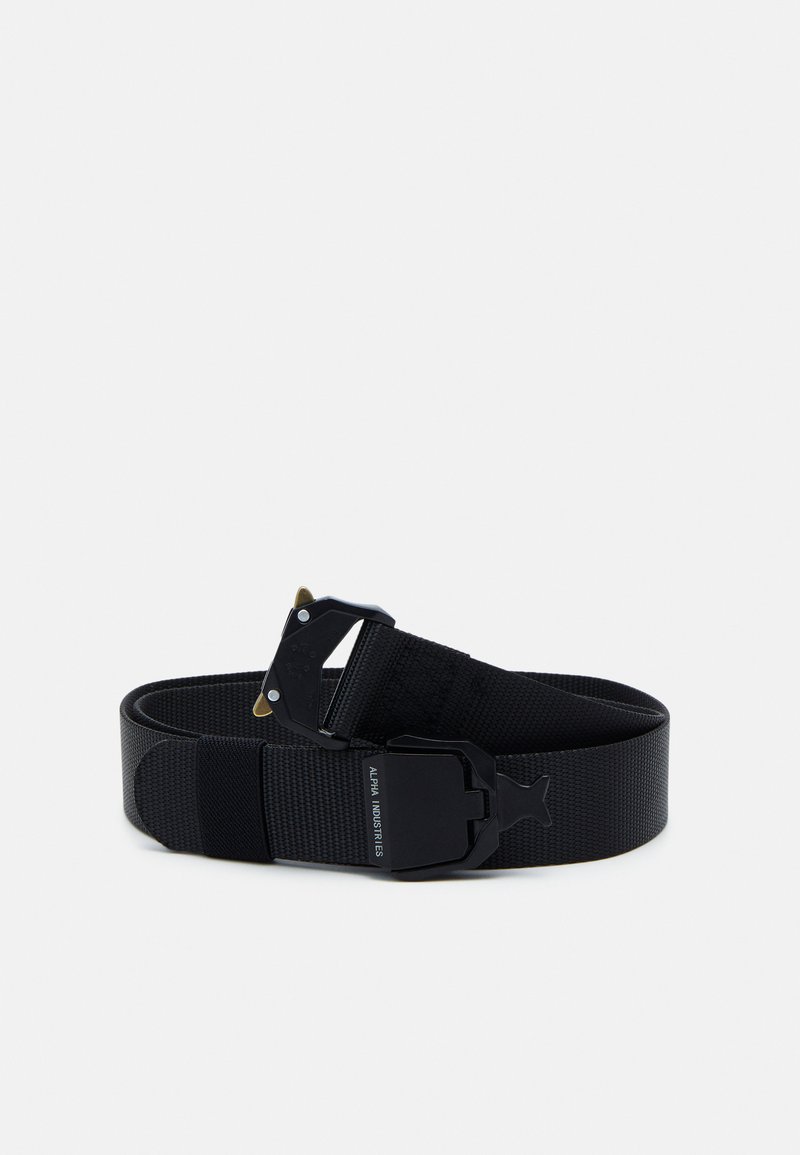 Cinto de nylon preto com um acabamento texturizado, apresentando uma fivela de metal preto e detalhes em ouro. Comprimento ajustável com a marcação na correia.