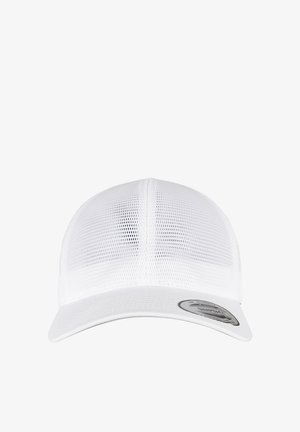 Hvid mesh trucker kasket med buet skygge og justerbar snapback rem, vist forfra på en hvid baggrund.