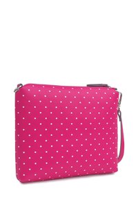 Růžová syntetická crossbody taška s bílými puntíky, obdélníkový tvar, hladký povrch, zipové uzavření a nastavitelný popruh.