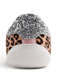 Zapatillas de leopardo con parte trasera de purpurina plateada, acentos en rosa en el talón y suela de goma blanca. Presenta materiales texturizados.