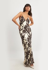 NA-KD SLIP - Maxikleid - cow print