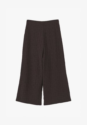 Braune, weit geschnittene Hose mit hoher Taille und dezenter, vertikaler Wellenstruktur, flach auf einem weißen Hintergrund liegend dargestellt.