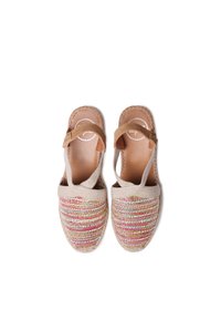 Beige Espadrilles mit bunten gewebten Textilverzierungen, Lederakzenten und elastischen Riemen für einen sicheren Sitz. Flache Sohle.