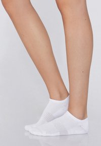 Weiße Knöchelsocken aus Baumwollmischung, mit einem gerippten Strickdesign und einem elastischen Bund am Eingang, geeignet für die Freizeit.