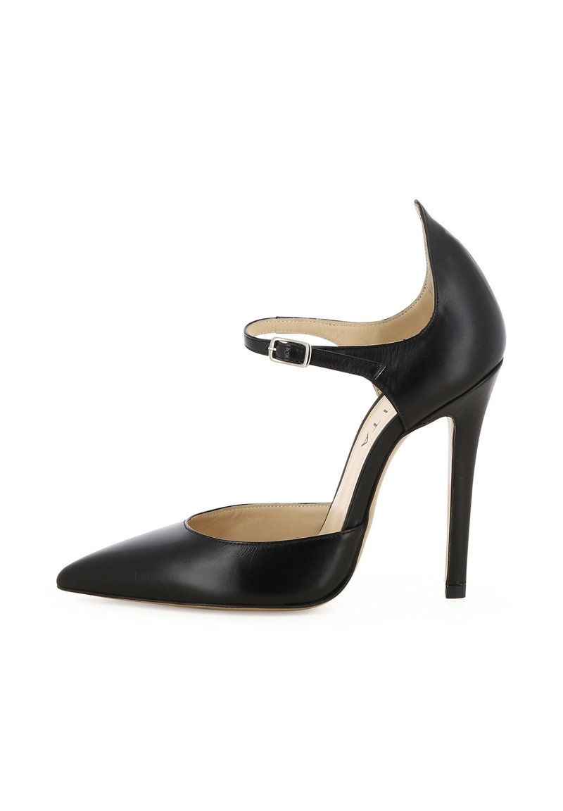 Zwarte leren hoge hak pump met een spitse neus, enkelbandje en stiletto hak. Glad oppervlak met een beige binnenvoering.