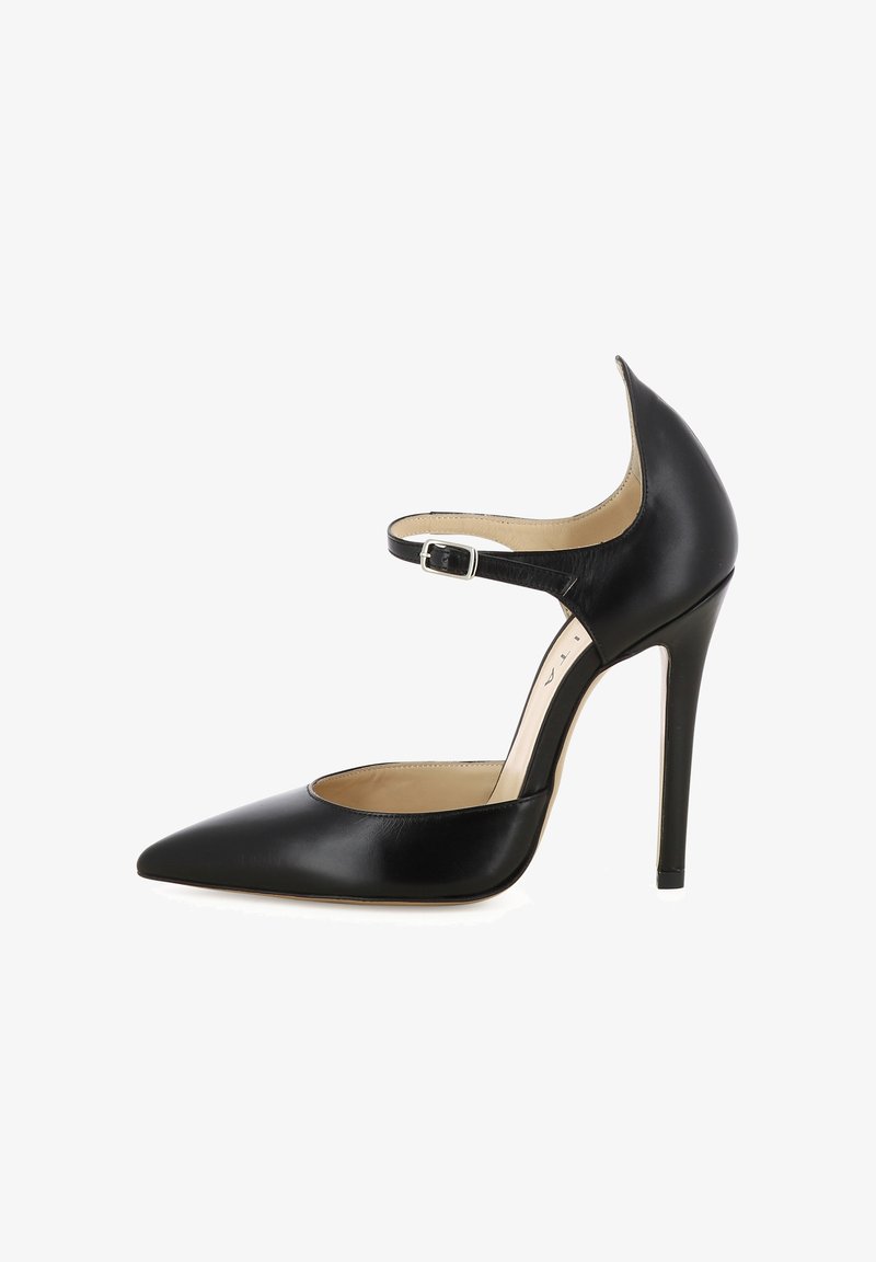 Zwarte leren hoge hak pump met een spitse neus, enkelbandje en stiletto hak. Glad oppervlak met een beige binnenvoering.