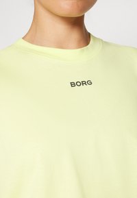 Björn Borg CROPPED TANK - Paprasti marškinėliai - sunny lime