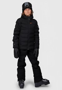 Svart isolerad dunjacka med huva, kombinerad med matchande svarta snöbyxor, handskar och svarta skidskor, som visar en snygg design.