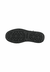 Suela de zapato de goma negra con un patrón de relieve que presenta formas triangulares y aristas para mayor agarre. Superficie texturizada para durabilidad.