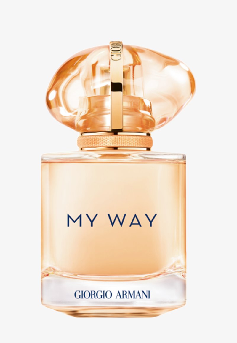 Parfum Giorgio Armani My Way dans un flacon en verre transparent avec un bouchon orange arrondi, des accents dorés et un texte bleu sur l'étiquette avant.