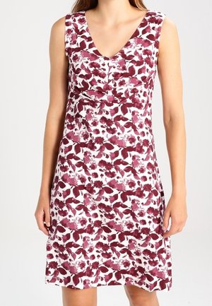 Kwiatowa sukienka w kolorze białym i burgundowym, z dekoltem w kształcie litery V, bez rękawów, z marszczeniami w okolicy biustu i prostym dołem.