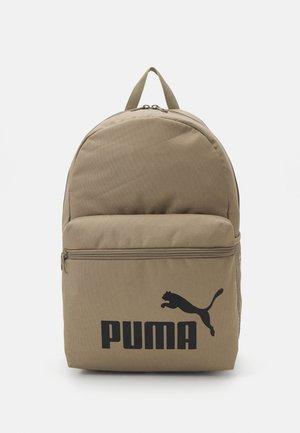 Jasnobrązowy plecak Puma z przednią kieszenią na suwak i czarnym logo Puma na kieszeni, pokazany na jednolitym białym tle.