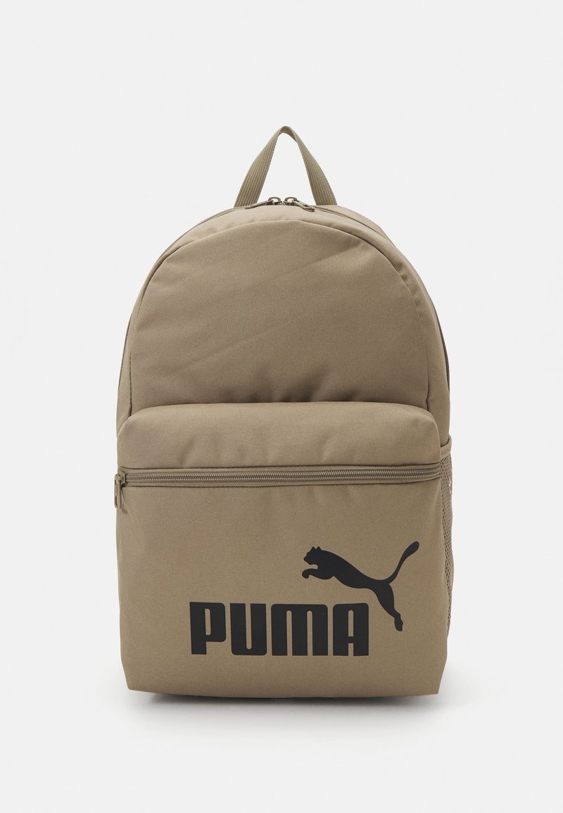 Sac à dos Puma couleur cuir clair avec poche avant zippée et logo Puma noir sur la poche, présenté sur un fond blanc uni.