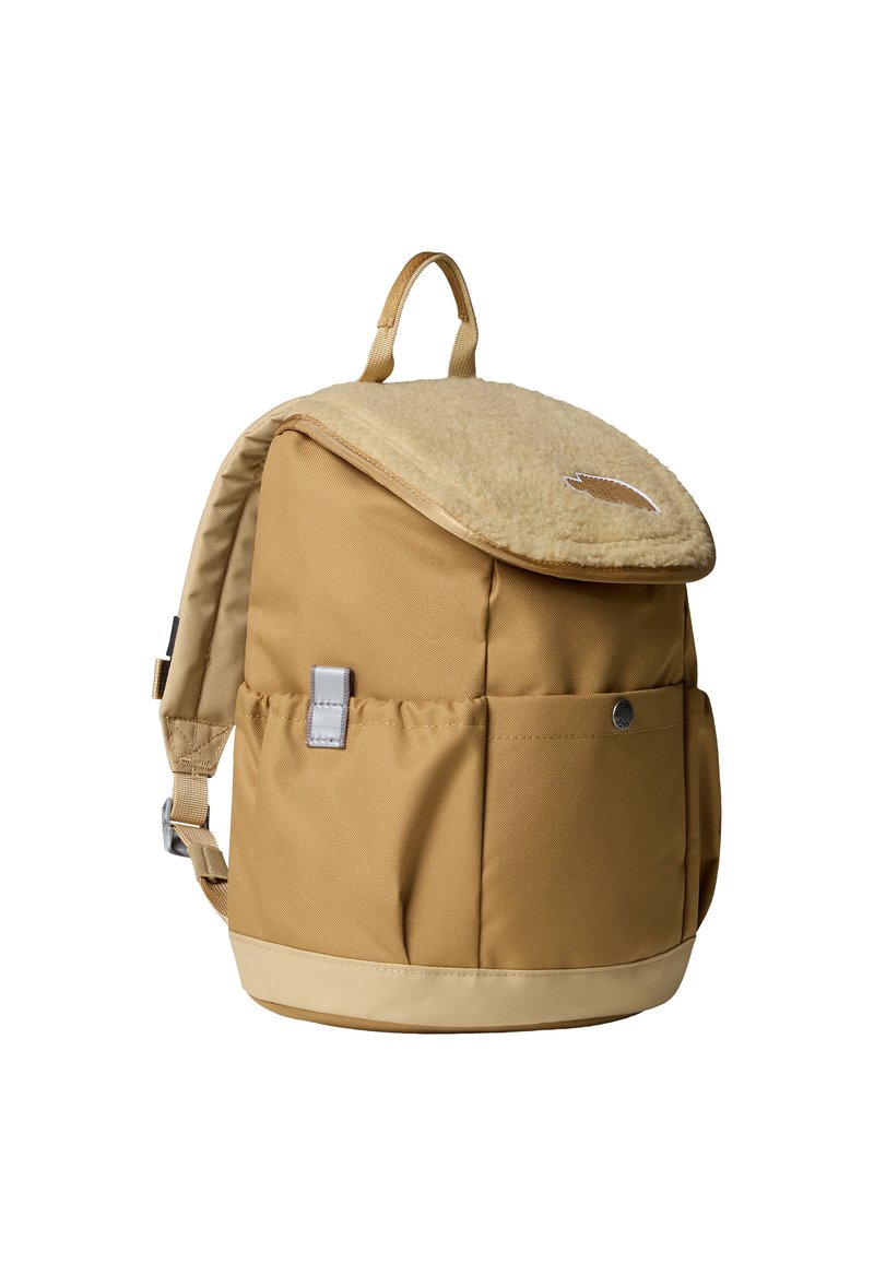 Šviesiai ruda kuprinė su vilnos skydeliu, sidabriniais akcentais, šoninėmis kišenėmis ir apvalia forma. Patvari medžiaga su lygiu paviršiumi.