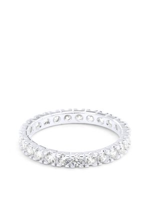 Bague jonc éternité en argent sertie de pierres précieuses rondes et transparentes entourant tout le jonc sur un fond blanc.