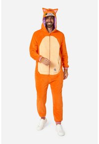Tuta in pile arancione con una toppa crema sul ventre, cappuccio con orecchie da animale, zip frontale e tasche. Include polsini arancioni e rosa.