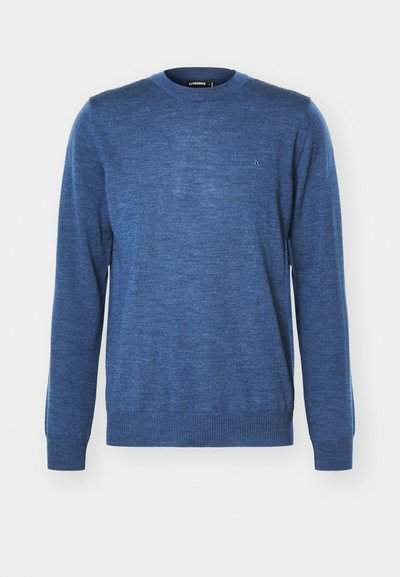 Sweater de malha azul com decote redondo e mangas longas. Apresenta um tecido texturizado e punhos e barra canelados. Pequeno logótipo no peito.