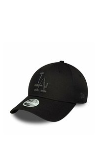 Gorra negra de tela que presenta un logotipo "LA" bordado en un tono ligeramente más oscuro. Visera curva clásica con una corona estructurada.