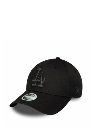 Gorra negra de tela que presenta un logotipo "LA" bordado en un tono ligeramente más oscuro. Visera curva clásica con una corona estructurada.