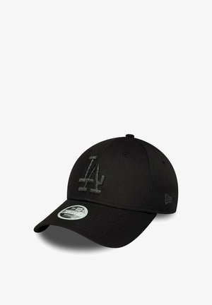 Gorra negra de tela que presenta un logotipo "LA" bordado en un tono ligeramente más oscuro. Visera curva clásica con una corona estructurada.