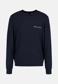 Tummansininen huppari pitkillä hihoilla, ribbaatut hihansuut ja helma. Rinnassa valkoinen embroidered logo. Pehmeää puuvillakangasta.