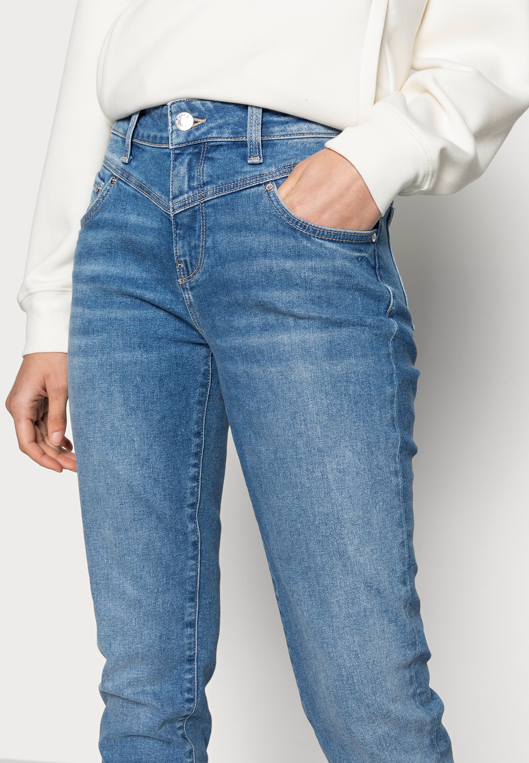 Mavi SOPHIE - Prigludę džinsai - mid brushed denim/mėlynų džinsų - Zalando .lt