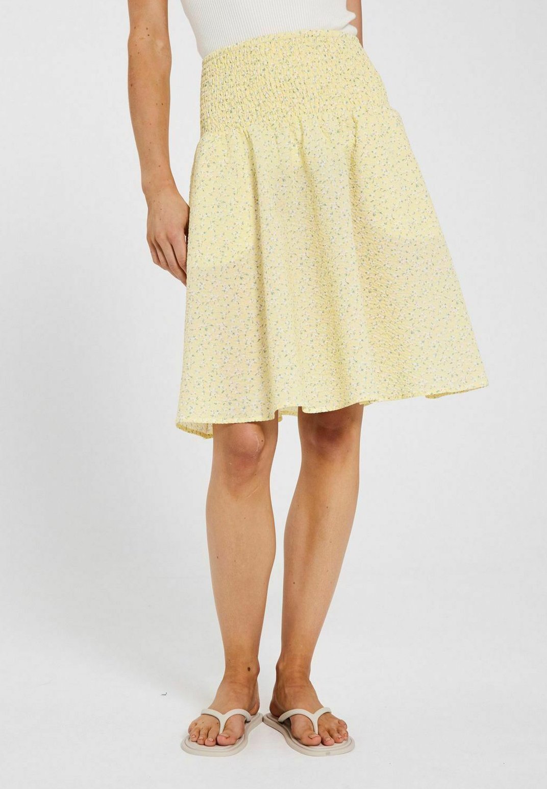NORR OPAL SEERSUCKER - Pleated skirt - light yellow flower