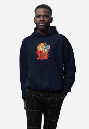 Dunkelblauer Hoodie mit einem Grafikdesign von Tom und Jerry. Klassische Passform mit einer Fronttasche und Kapuze mit Zugband, aus weichem Material gefertigt.