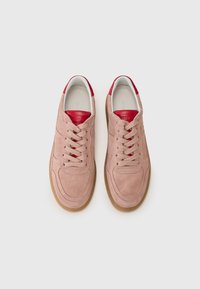 Sneakers in suede rosa con dettagli in pelle rossa, una fodera interna bianca e suole in gomma. Presentano lacci e un design a punta rotonda.