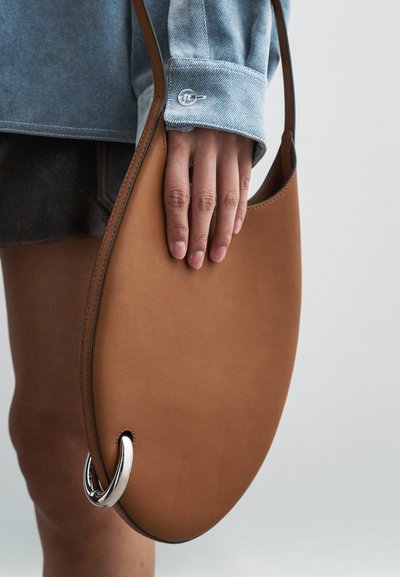 Tory Burch PIERCED SMALL BAG - Kabelka - aged tan