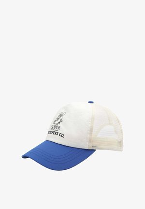 Gorra blanca con visera azul, parte trasera de malla y un estampado gráfico negro que presenta "SUMMER" y "SCALPERS CO." en la parte frontal.