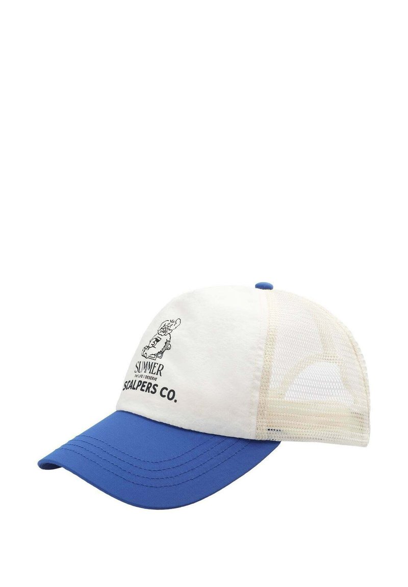 Cappello bianco con visiera blu, retro in rete e stampa nera che presenta la scritta "SUMMER" e "SCALPERS CO." sul davanti.