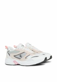 Bijele i bež atletske tenisice od mrežastih i kožnih materijala, oblikovanog dizajna, s ružičastim akcentima i crnim gumenim potplatima.