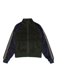 Chaqueta con cremallera en terciopelo verde oscuro y navy, con mangas raglán, dobladillo y puños acanalados, y rayas laterales contrastantes con un patrón en zigzag.