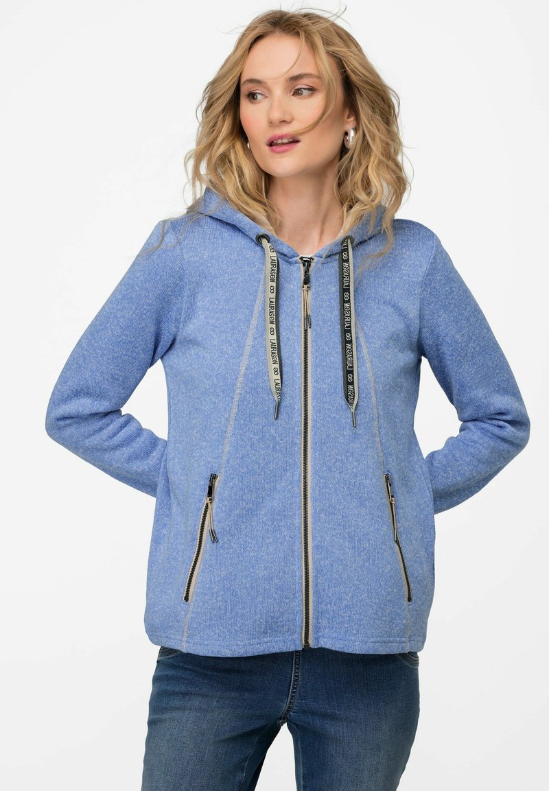 Ljusblå zip-up hoodie i texturerad tyg, med huva, svarta dragsnören och två zip-fickor framtill.