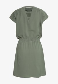 Robe vert olive à manches courtes avec col en V, taille élastique et détails froncés aux épaules et à la taille.
