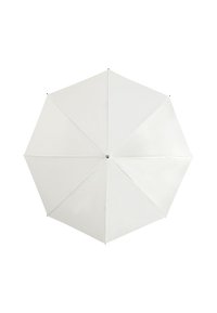 Witte, octogonale parasol met een gladde, glanzende stofoppervlakte. Heeft een centrale hub en acht gelijkmatig verdeelde spaken ter ondersteuning.