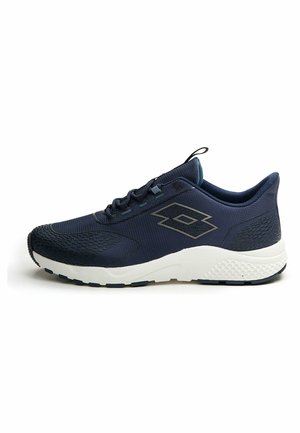 Baskets de sport bleu marine avec tige en mesh, capuchon de toe texturé, semelle intermédiaire blanche contrastante et logo gris sur le côté. Semelle extérieure en caoutchouc avec traction.