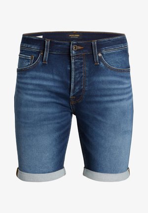 Shorts en denim dans un bleu moyen avec des ourlets roulés, dotés de cinq poches, de coutures visibles et d'une étiquette de marque sur la taille.