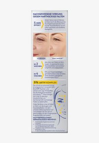 Verpackung eines Anti-Falten-Serums, grauer Hintergrund, blaue und gelbe Schrift, zwei Gesichtsbilder mit sichtbaren Falten. Hebt die Vorteile und die Anwendung des Serums hervor.