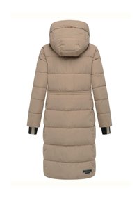 Abrigo acolchado beige con capucha, con acolchado horizontal, mangas largas y puños elásticos. Incluye una etiqueta de marca en el dobladillo.