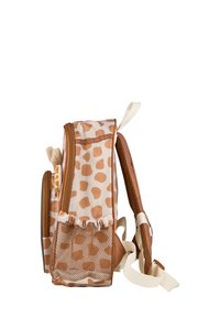 Kinderrucksack mit Giraffenmuster, Netzseite Tasche, gepolsterten Riemen und einem kleinen Plüschgiraffen-Spielzeug, das am Reißverschluss der Vordertasche befestigt ist.