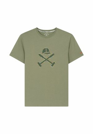 Camiseta de manga corta color verde oliva con un gráfico de bates de cricket cruzados y casco en tonos de camuflaje a juego en el pecho.